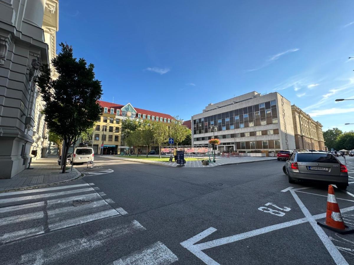 Gorkeho Apartment In City Centre براتسيلافا المظهر الخارجي الصورة